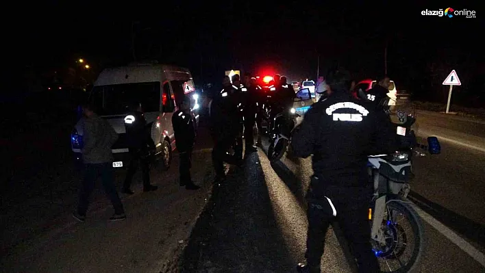 Motosiklet taziyeden dönenlerin arasına daldı!