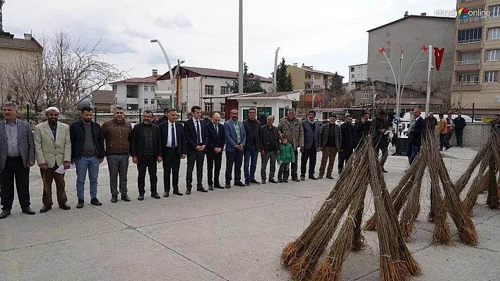 Kulp'ta, ipekböceği üreticilerine 10 bin adet dut fidanı dağıtıldı