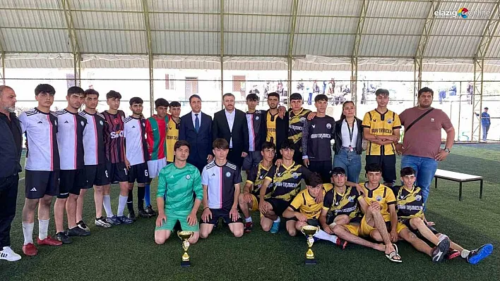 Liseler arası futbol turnuvası birincisi kupasını Kaymakam Yurdagül'den aldı