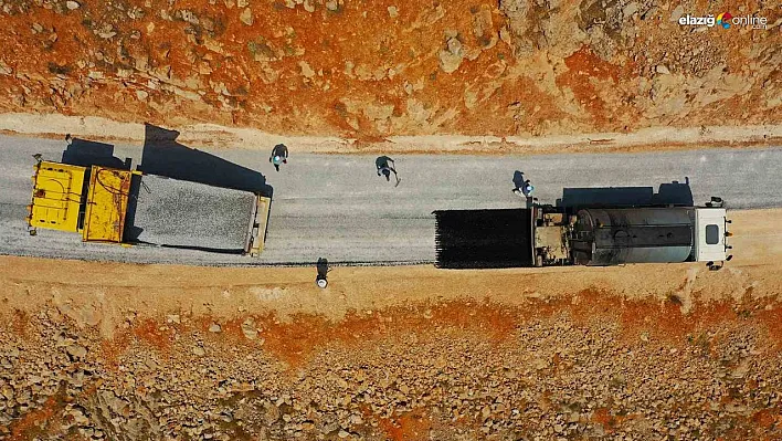 Malatya Büyükşehir Belediyesi'nin kırsaldaki yol mesaisi sürüyor