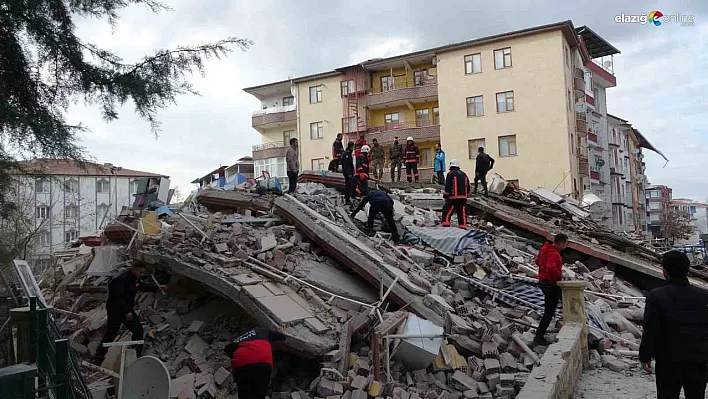 Malatya'da 4 katlı ağır hasarlı bina çöktü