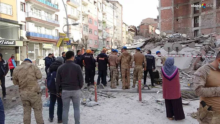 Malatya'da ağır hasarlı 5 katlı bina çöktü