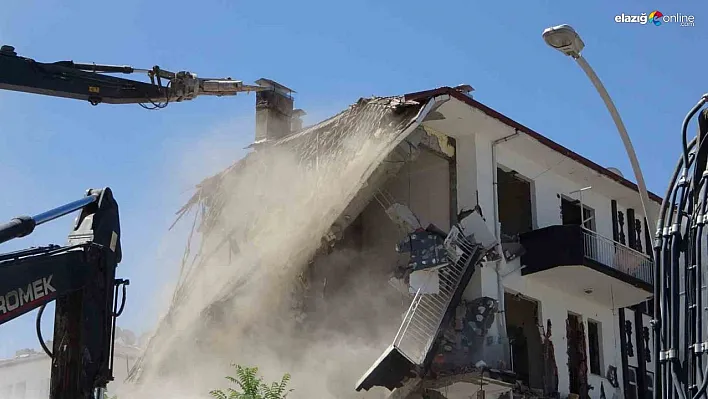 Malatya'da ağır hasarlı binaların yıkımı sürüyor