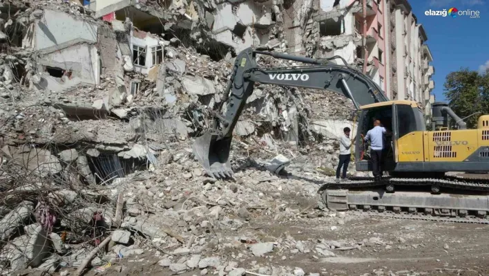 Malatya'da ağır hasarlı binalar eş zamanlı yıkılıyor