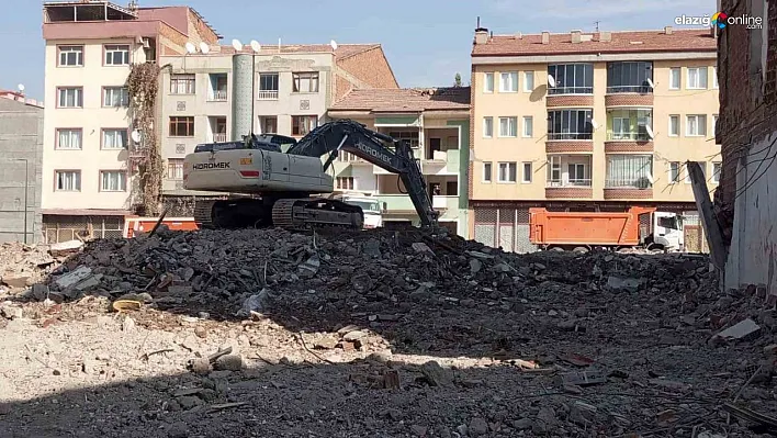 Malatya'da ağır hasarlı binaların yıkımı sürüyor