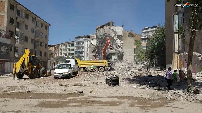 Malatya'da ağır hasarlı binanın yıkımında göçük: 1 yaralı