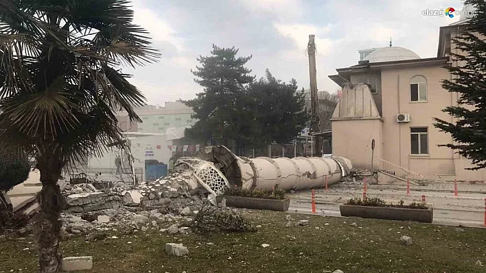 Malatya'da ağır hasarlı yapılar yıkılıyor