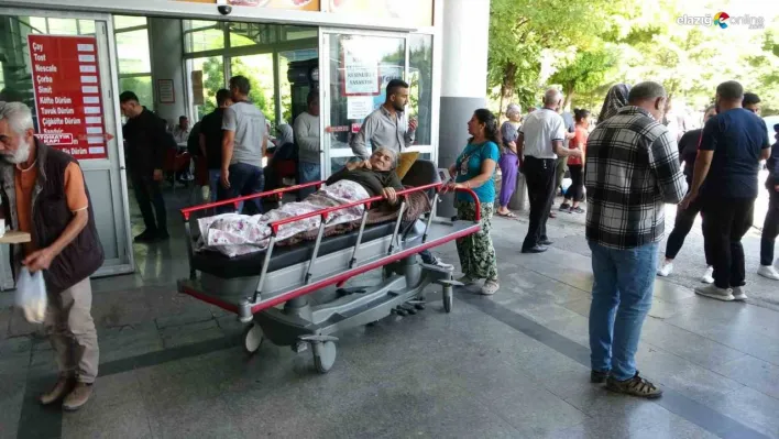 Malatya'da depreme hastanede yakalanan bazı hastalar dışarı çıkarıldı