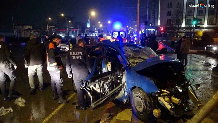 Malatya'da feci kaza! Kavşakta çarpışan 2 araç hurdaya döndü: 4 yaralı