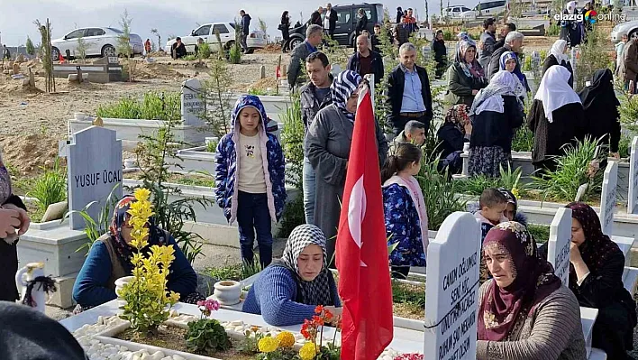 Malatya'da mezarlıkta hüzünlü bayram