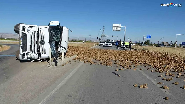 Malatya'da pancar yüklü tır devrildi: 1 yaralı