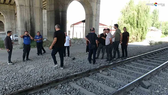 Malatya'da yük treninin çarptığı kişi hayatını kaybetti