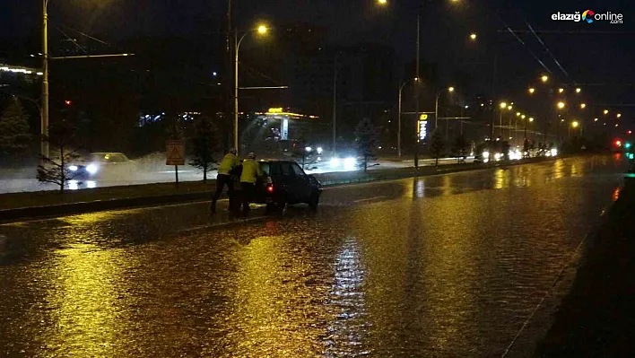 Malatya'yı sağanak vurdu, araçlar yolda kaldı