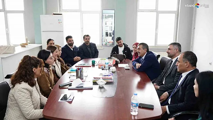 Mardin'e giden Bakan Tekin, Diyarbakır'da yol güzergahında bir okula uğradı