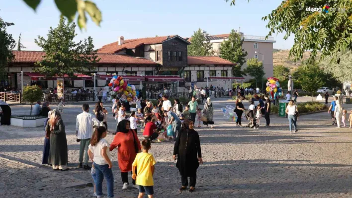 Tarihi Harput bu bayramda turistlerin gözdesi oldu