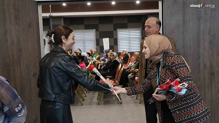 Elazığ'da Anneler Günü'nde Kadınlara Sağlık Semineri ve Karanfil Sürprizi!