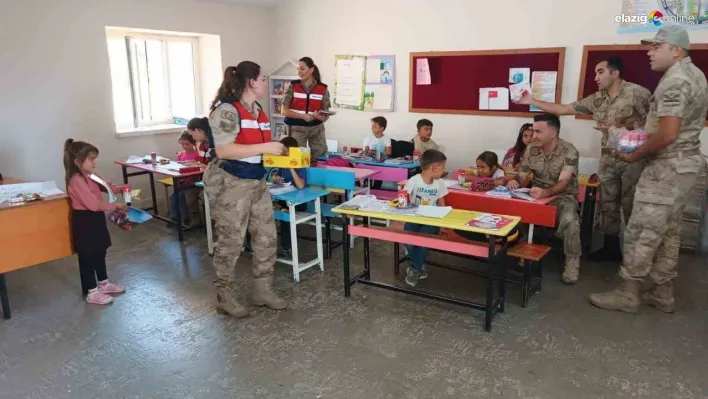 Mehmetçik öğrencilerle buluşarak hediye dağıttı