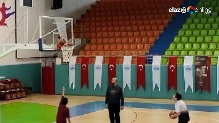 Minik basketbolcunun attığı top, potada 'asılı' kaldı