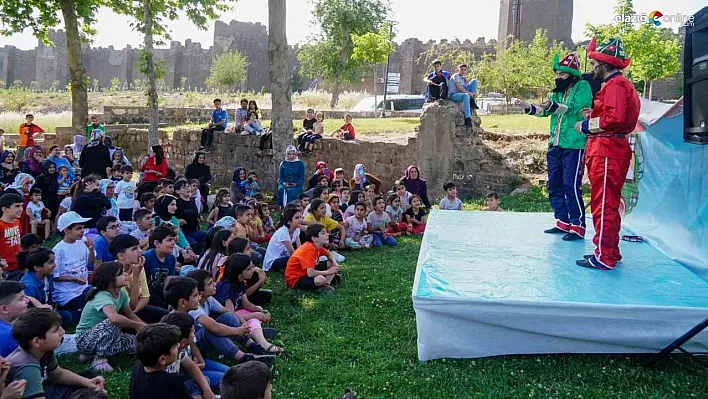 Minikler Hacivat-Karagöz gösterisi ile eğlendi