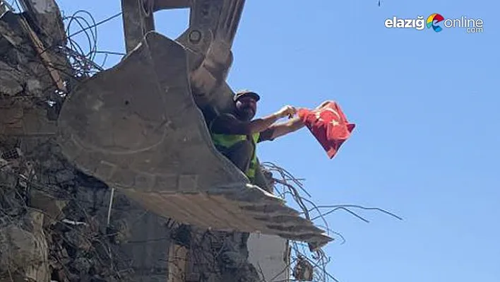 Molozlar arasından Türk bayrağını çıkardı, görenlerin içini ısıttı