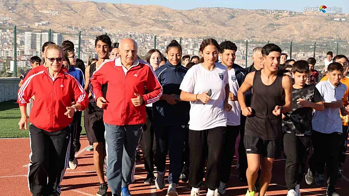 Elazığlı Efsane Atlet Necdet Ayaz, Adını Taşıyan Sahada Eşiyle Koştu!