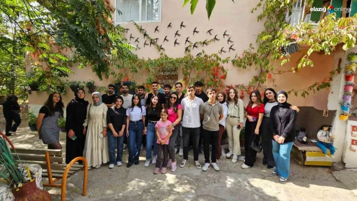 Öğretmen Fikri Çalışkan sanat evi hayran bırakıyor