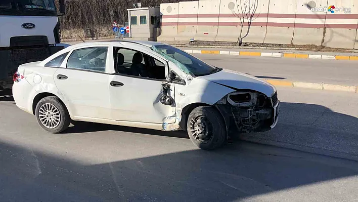 Elazığ'da Halk Otobüsü ile Otomobil Çarpıştı: 1 Yaralı