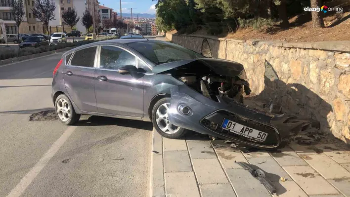 Elazığ'da Feci Kaza: Otomobil Refüje Çarpıp Bahçe Duvarına Uçtu!