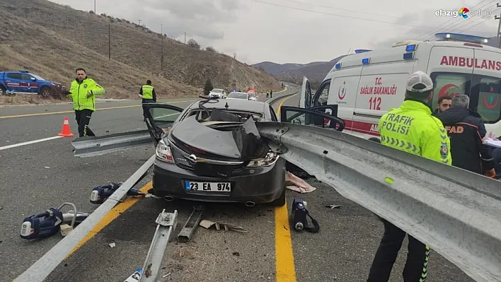 Elazığ'da feci kaza! Bariyerlere ok gibi saplandı