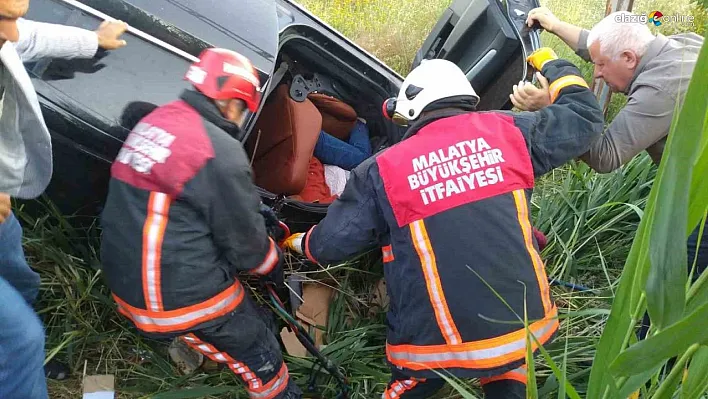 Otomobil elektrik direğine çarptı: 1 ölü, 4 yaralı