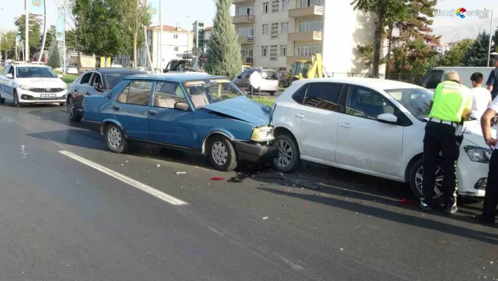 Otomobil ile çarpışan Tofaş'ta önemli hasara meydana geldi