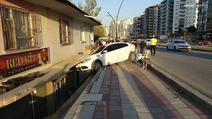 Malatya'da Balkona Giren Otomobil Panik Yarattı! 2'si Çocuk 3 Yaralı