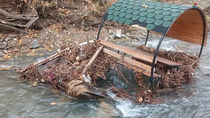 Elazığ Palu'da Teke Deresi Taştı! Banklar ve Çöp Konteynerleri Sulara Kapıldı!