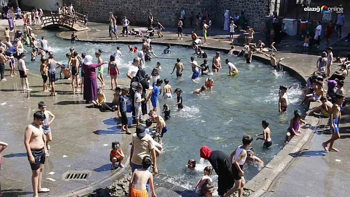 Plajı andıran görüntülerde çocuklar bazal taşlarında güneşlendi