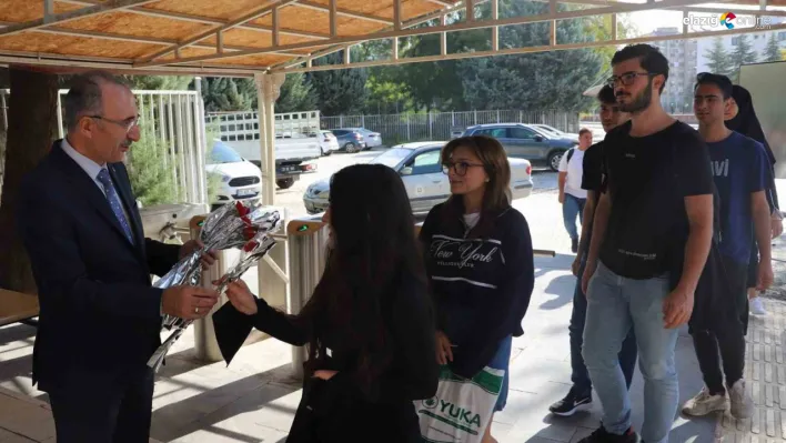 Elazığ'da eğitime renkli başlangıç: Fırat Üniversitesi'nden öğrencilere sürpriz karşılama!