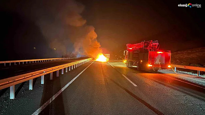 Elazığ'da Traktör Römorkuna Çarpan Otomobil Bir Anda Alev Topuna Döndü!