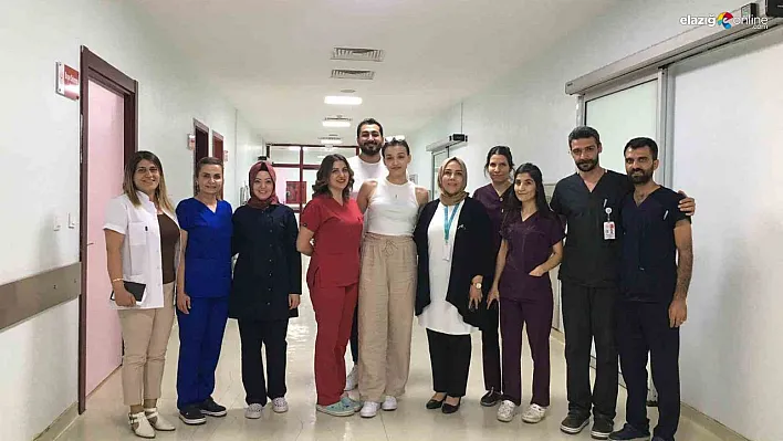 Sağlığına kavuşan depremzede teşekkür için sağlıkçılarla bir araya geldi