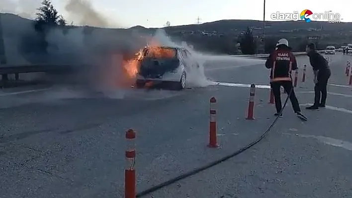 Alev topuna dönen araç kullanılamaz hale geldi