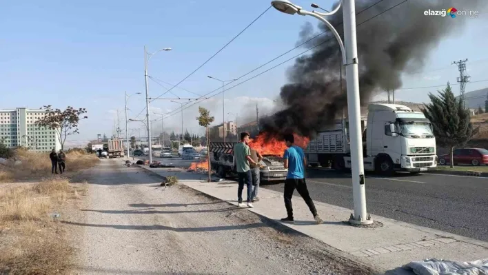 Seyir halindeki kamyonet alev alev yandı