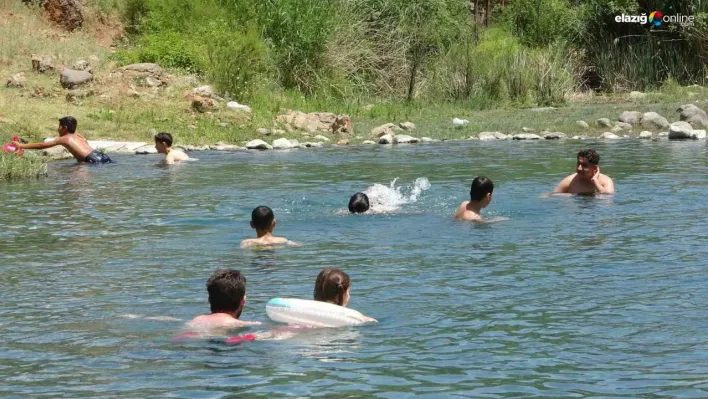 Sıcaktan bunalanlar doğal kaynak suyunda hem serinliyor hem de yüzmeyi öğreniyor