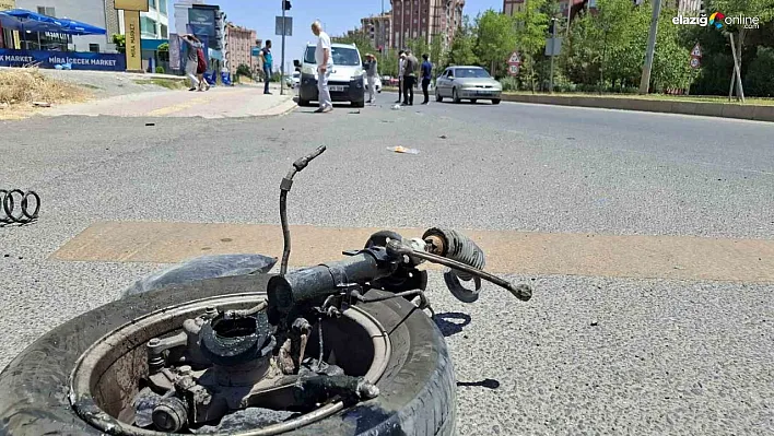 Diyarbakır'da Kaza! Hafif Ticari Araç Park Halindeki Araçlara Çarptı!