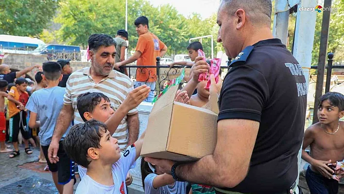 Diyarbakır polisinden çocuklara dondurma ikramı