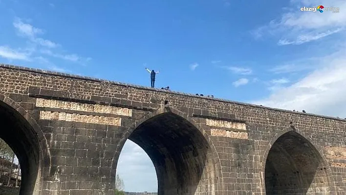 Tarihi Ongözlü Köprü'de bir genç canını hiçe sayarak halay oynadı