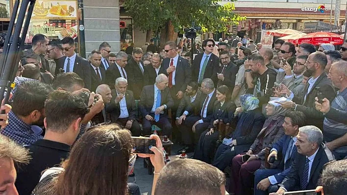 TBMM Başkanı Kurtulmuş namaz sonrası vatandaşlarla çay içip simit yedi