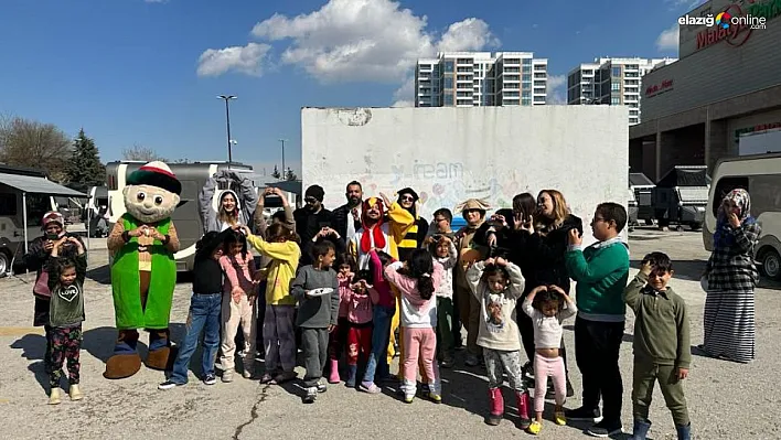 Tiyatrocular, özel günlerinde depremzede çocukları güldürdü