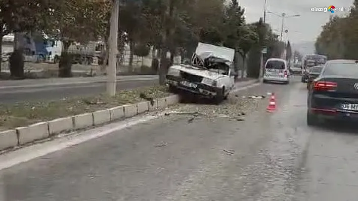 Elazığ'da Şok Kaza! Fiat Tofaş Refüjdeki Ağaçlara Çarptı