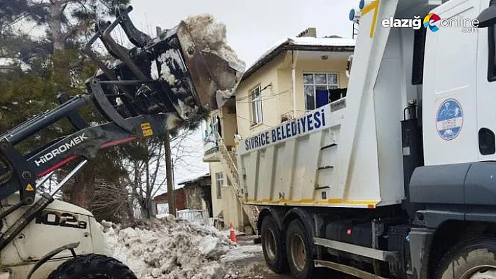 Tonlarca kar birikintisi kamyonlarla Sivrice dışına taşınıyor