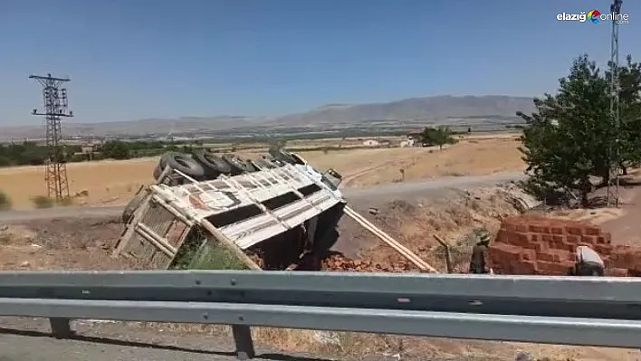 Kanala devrilen tuğla yüklü kamyonda sürücü hafif yaralandı