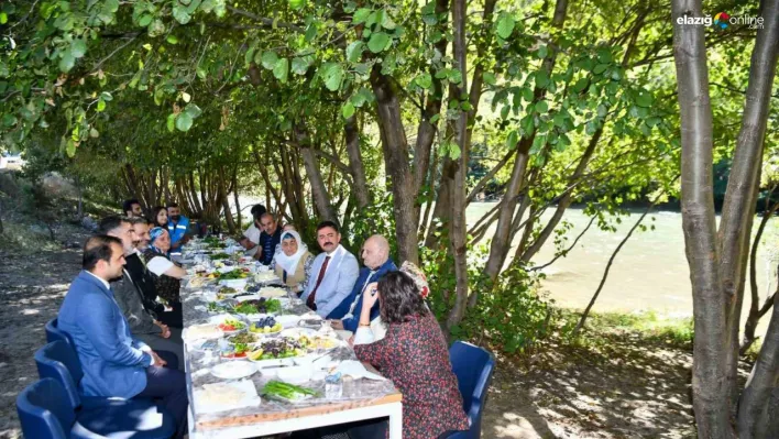 Tunceli'de, 85 yaş üstü vatandaşlar Munzur çayı kıyısında kahvaltı etkinliğinde buluştu