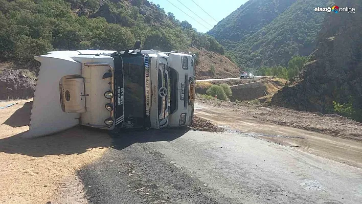 Tunceli'de, buğday yüklü tır devrildi